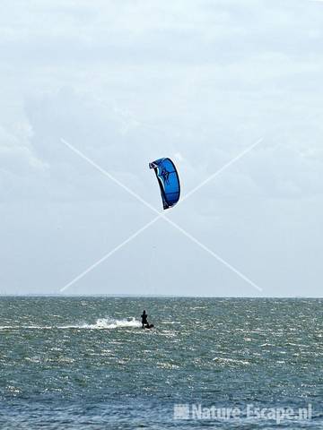 Kitesurfer bij Mirnster Klif IJsselmeer