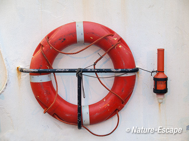 Reddingsmiddelen, op vissersboot, haven van Lauwersoog 050113