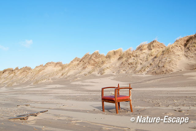 Stoel, op strand Heemskerk 2 020213