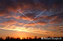 Avondlucht boven Corus vanuit tuindersgebied Hkerk