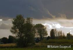 Landschap met huisje, dreigende wolken, Wijkermeerpolder 1 181009