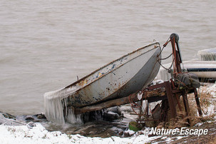 Roeiboot, gedeeltelijk in ijs, Marken 1 190113